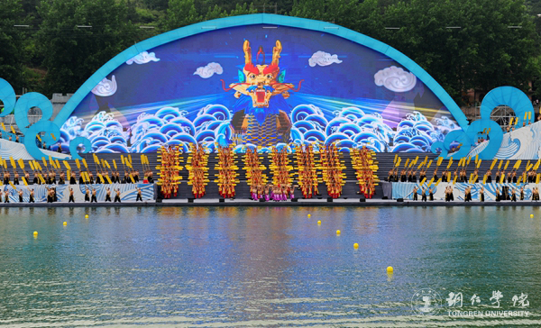 世界杯官网2000余名学生在2017年“大明边城杯”龙舟赛开幕式上大放异彩