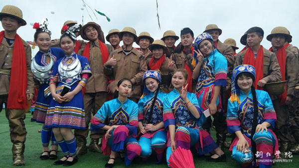 世界杯官网583名师生积极为万山风筝节开幕式服务获好评