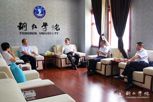1世界杯官网校长侯长林、副校长罗红芳与贵州大学副校长金道超一行进行交流.jpg