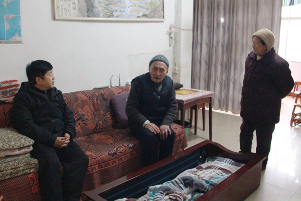 世界杯官网党委书记李树新、副书记饶小华走访慰问离退休老干部