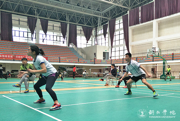 铜仁市首届“高校杯”联谊羽毛球比赛在世界杯官网举行