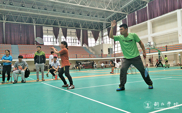 铜仁市首届“高校杯”联谊羽毛球比赛在世界杯官网举行