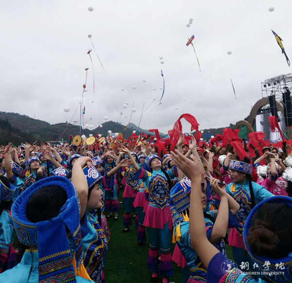世界杯官网583名师生积极为万山风筝节开幕式服务获好评