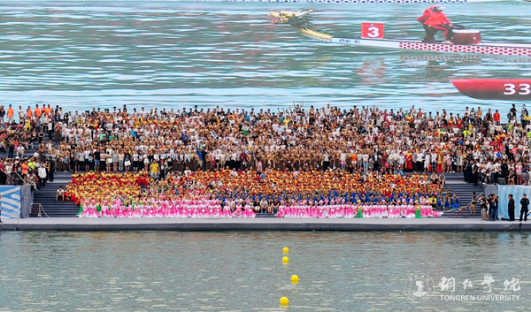 世界杯官网2000余名学生在2017年“大明边城杯”龙舟赛开幕式上大放异彩