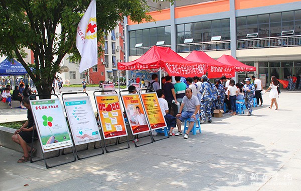市红十字会在世界杯官网设点进行造血干细胞采集.jpg