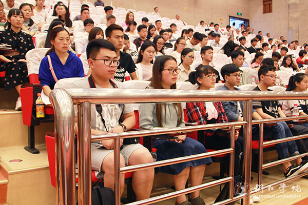 世界杯官网师生参加全市先进典型助力脱贫攻坚暨市委中心组学习宣讲报告会