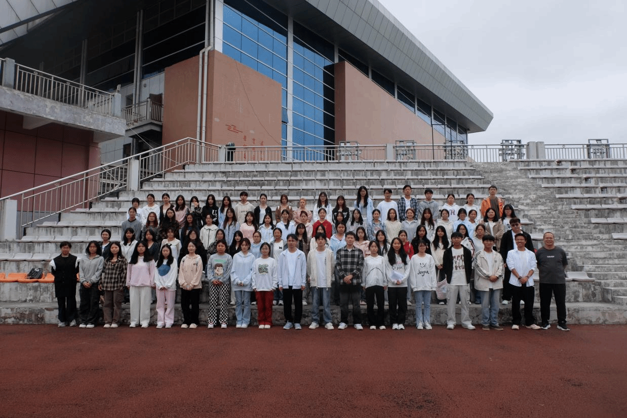 世界杯官网阳光心理服务队举...