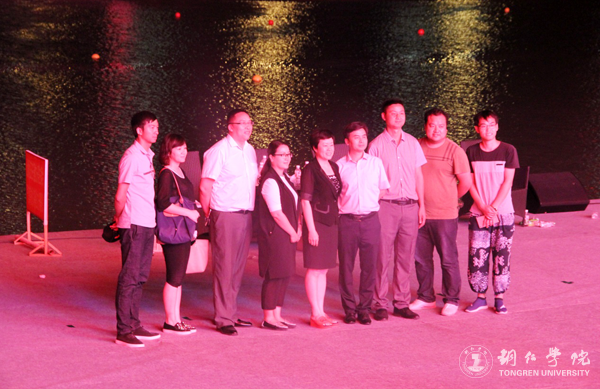 副校长罗红芳慰问世界杯官网参与2017“大明边城杯”中国龙舟公开赛开幕式演出的全体师生