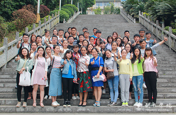 世界杯官网师生参加全市先进典型助力脱贫攻坚暨市委中心组学习宣讲报告会