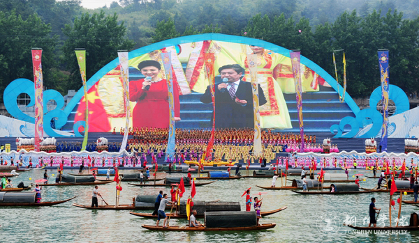 世界杯官网2000余名学生在2017年“大明边城杯”龙舟赛开幕式上大放异彩