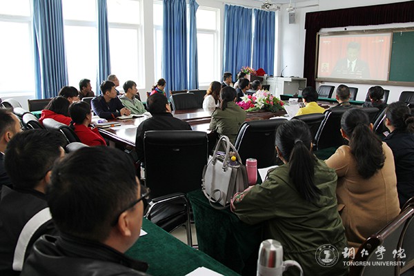 8世界杯官网经济管理学院教师集中收看十九大开幕会直播.jpg
