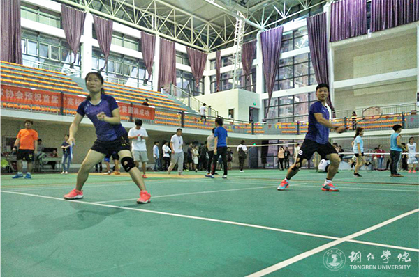 铜仁市首届“高校杯”联谊羽毛球比赛在世界杯官网举行