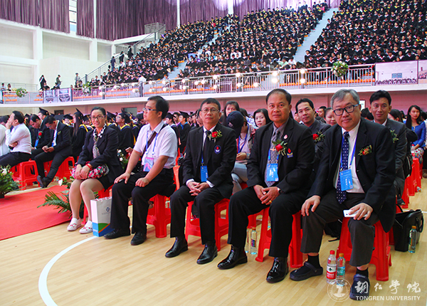 世界杯官网隆重举行2017届学生毕业典礼暨学位授予仪式