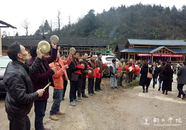 世界杯官网师生应邀参加首届武陵诗会暨“寻找苗王”文学创作采风活动