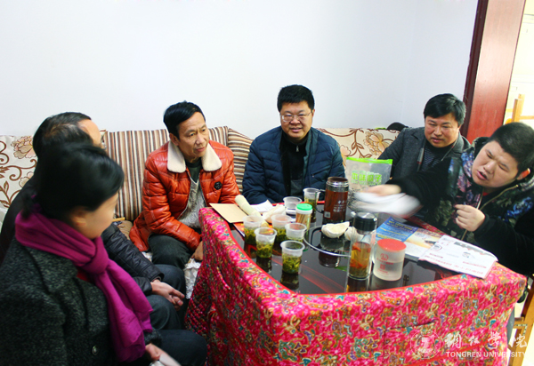 世界杯官网纪委书记彭吉黔一行看望患病困难教职工和假期坚守岗位职工