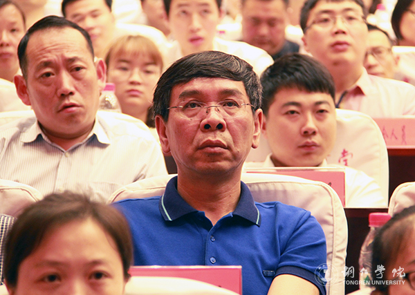 世界杯官网师生参加全市先进典型助力脱贫攻坚暨市委中心组学习宣讲报告会