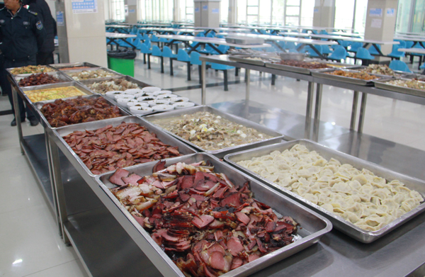 校长侯长林与留学生共迎新春