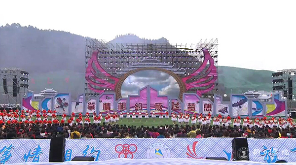 世界杯官网583名师生积极为万山风筝节开幕式服务获好评