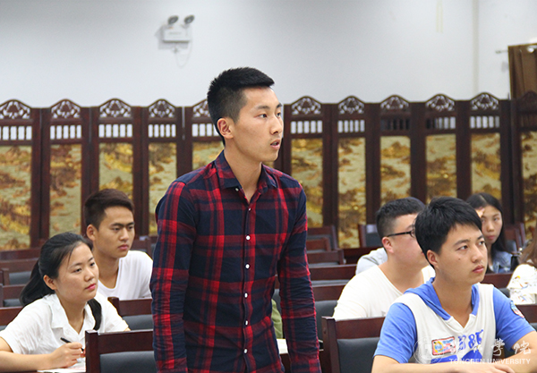 宣传部部长叶丹为青马班学员讲学