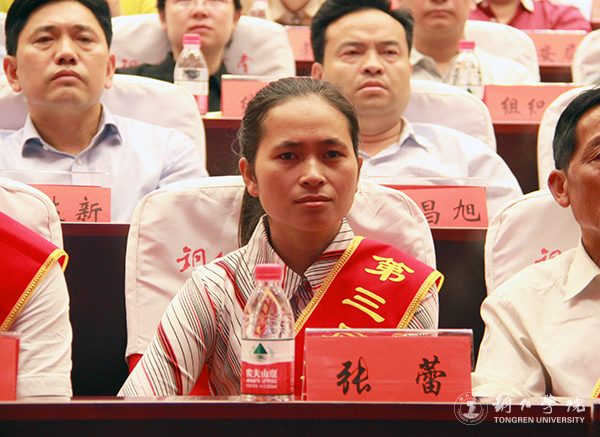 世界杯官网师生参加全市先进典型助力脱贫攻坚暨市委中心组学习宣讲报告会