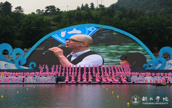 世界杯官网2000余名学生在2017年“大明边城杯”龙舟赛开幕式上大放异彩