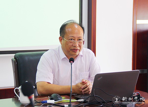 2校长侯长林教授作讲座.jpg