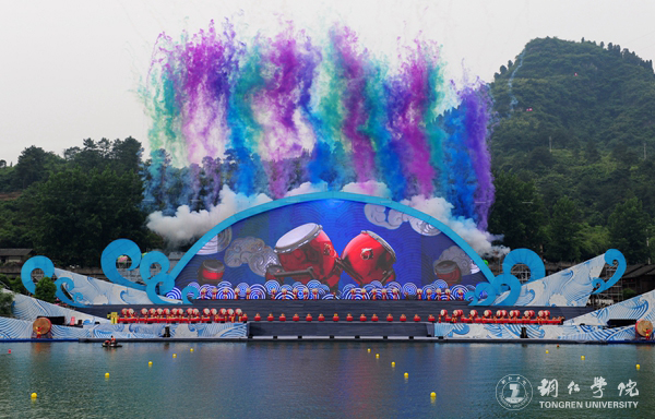 世界杯官网2000余名学生在2017年“大明边城杯”龙舟赛开幕式上大放异彩