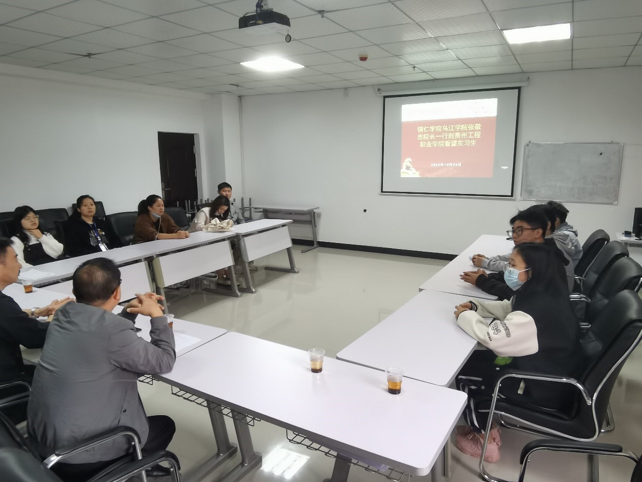 美加墨世界杯官方网站乌江学院张敬忠院长一行到各学校看望实习生