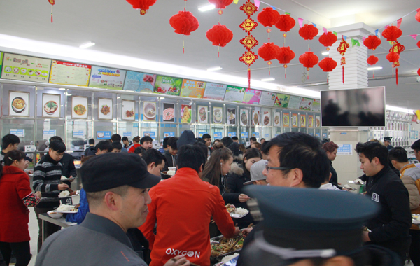 校长侯长林与留学生共迎新春