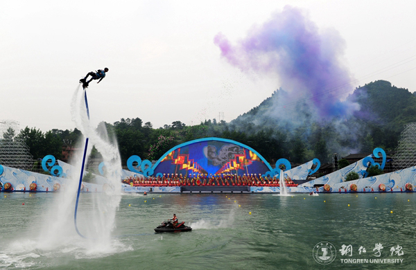 世界杯官网2000余名学生在2017年“大明边城杯”龙舟赛开幕式上大放异彩