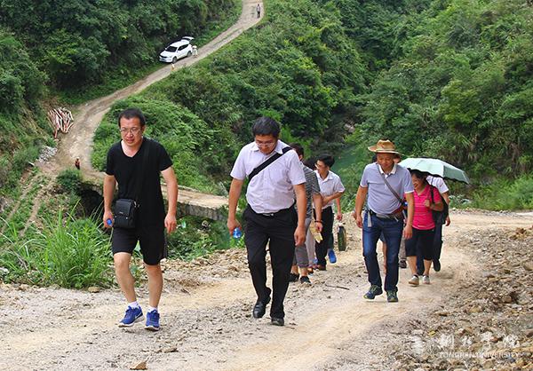 服务团徒步前往贫困山村.jpg