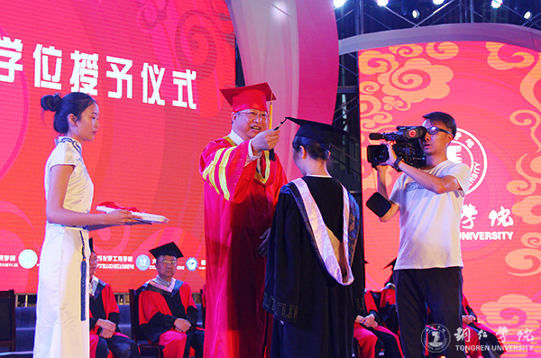 世界杯官网隆重举行2017届学生毕业典礼暨学位授予仪式