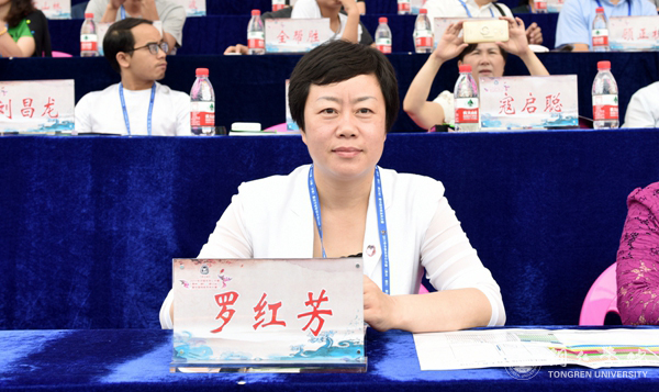 世界杯官网2000余名学生在2017年“大明边城杯”龙舟赛开幕式上大放异彩