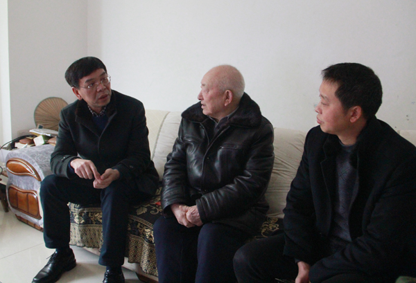 世界杯官网党委书记李树新、副书记饶小华走访慰问离退休老干部