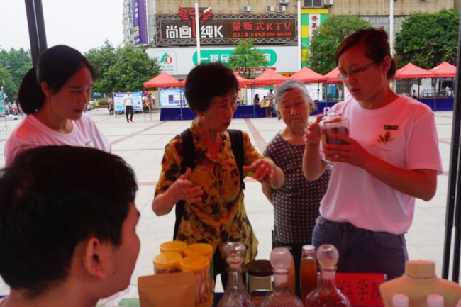 9 我院学生向市民讲解天麻功效_副本.jpg