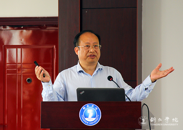 调整战略 走“小而精”发展之路——校长侯长林教授为教职工作讲座