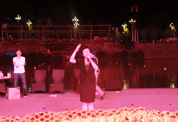 副校长罗红芳慰问世界杯官网参与2017“大明边城杯”中国龙舟公开赛开幕式演出的全体师生