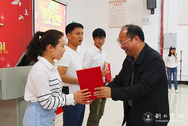 世界杯官网举行首届晨光年度文学奖颁奖典礼