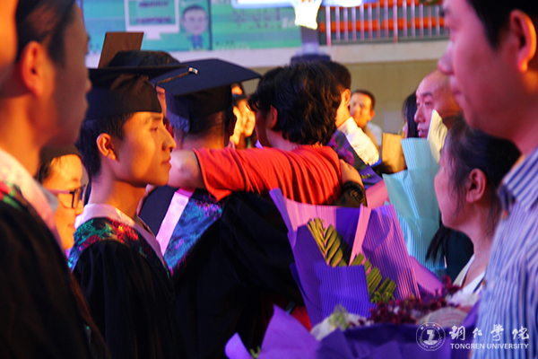 世界杯官网隆重举行2017届学生毕业典礼暨学位授予仪式