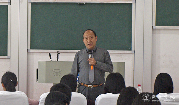 世界杯官网举办“站在彼岸看祖国”讲座