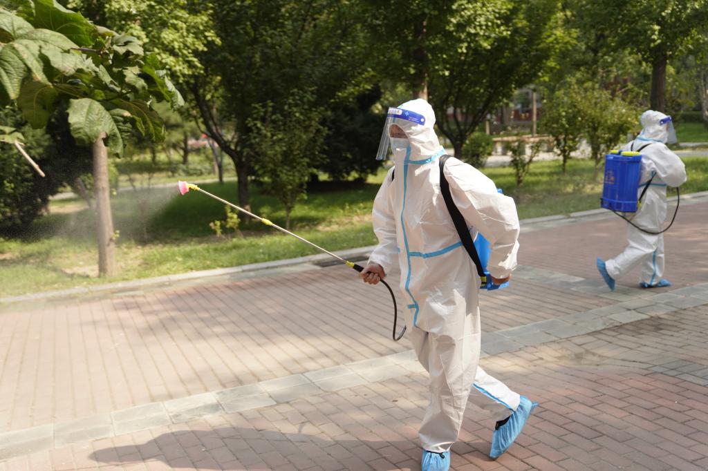 20220928-学校联合经开区共同开展疫情防控校园封闭管理应急演练 (6).JPG