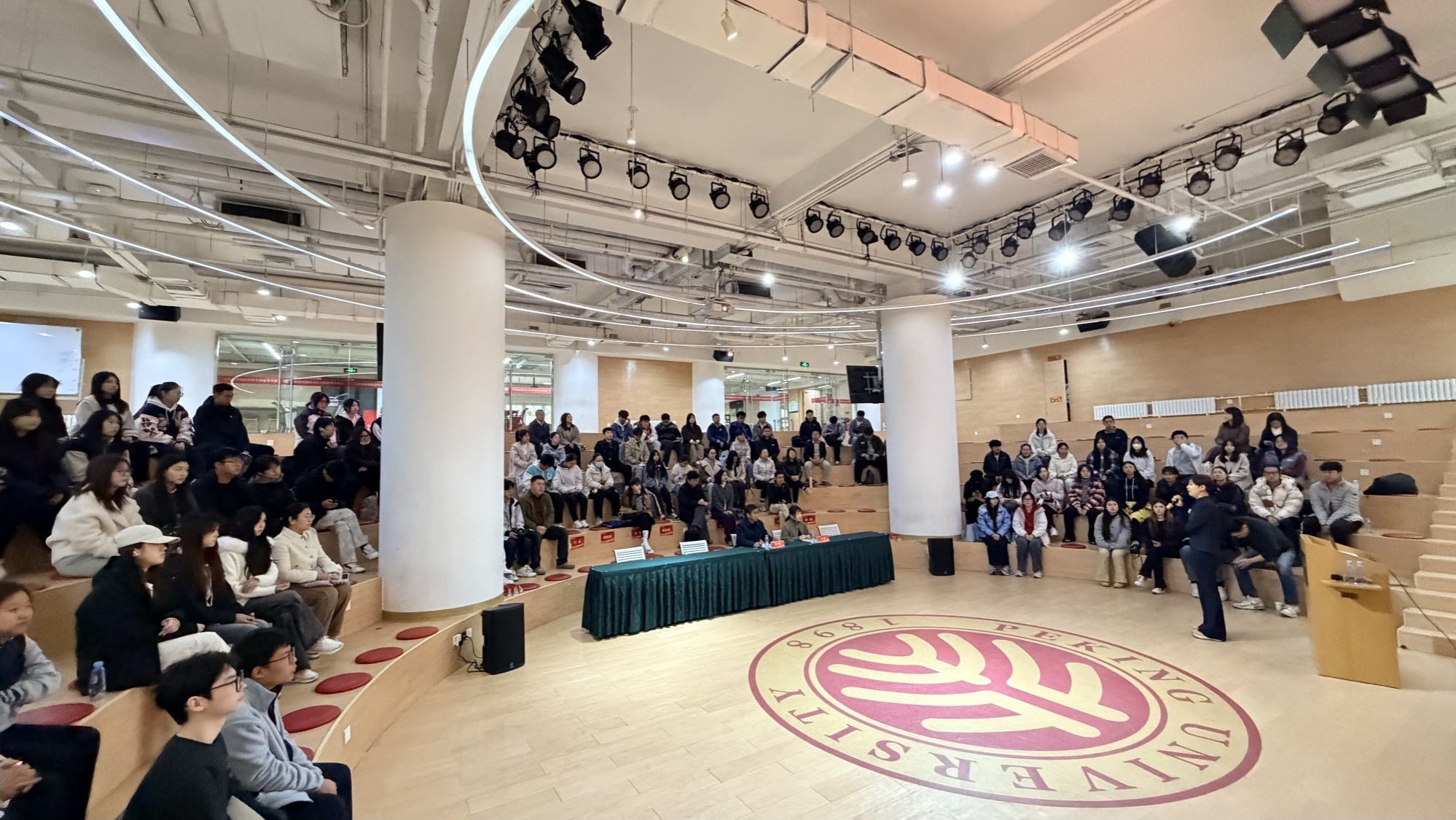 作为北京市中华职业教育社社员校，北京市工业技师学院高度重视学生创新创业能力的培养。该校团委书记、学工处副处长夏沫认为，创业不是遥不可及的梦想，而是可以拆解、学习和实践的过程。“创新驱动创业三进阶”讲座，以前卫的视野与鲜活的案例，拓展了学生对创新创业的认知维度。