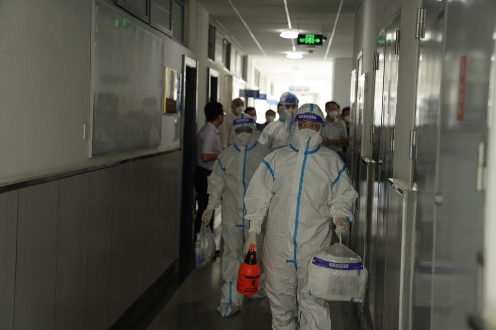 20220928-学校联合经开区共同开展疫情防控校园封闭管理应急演练 (3).JPG