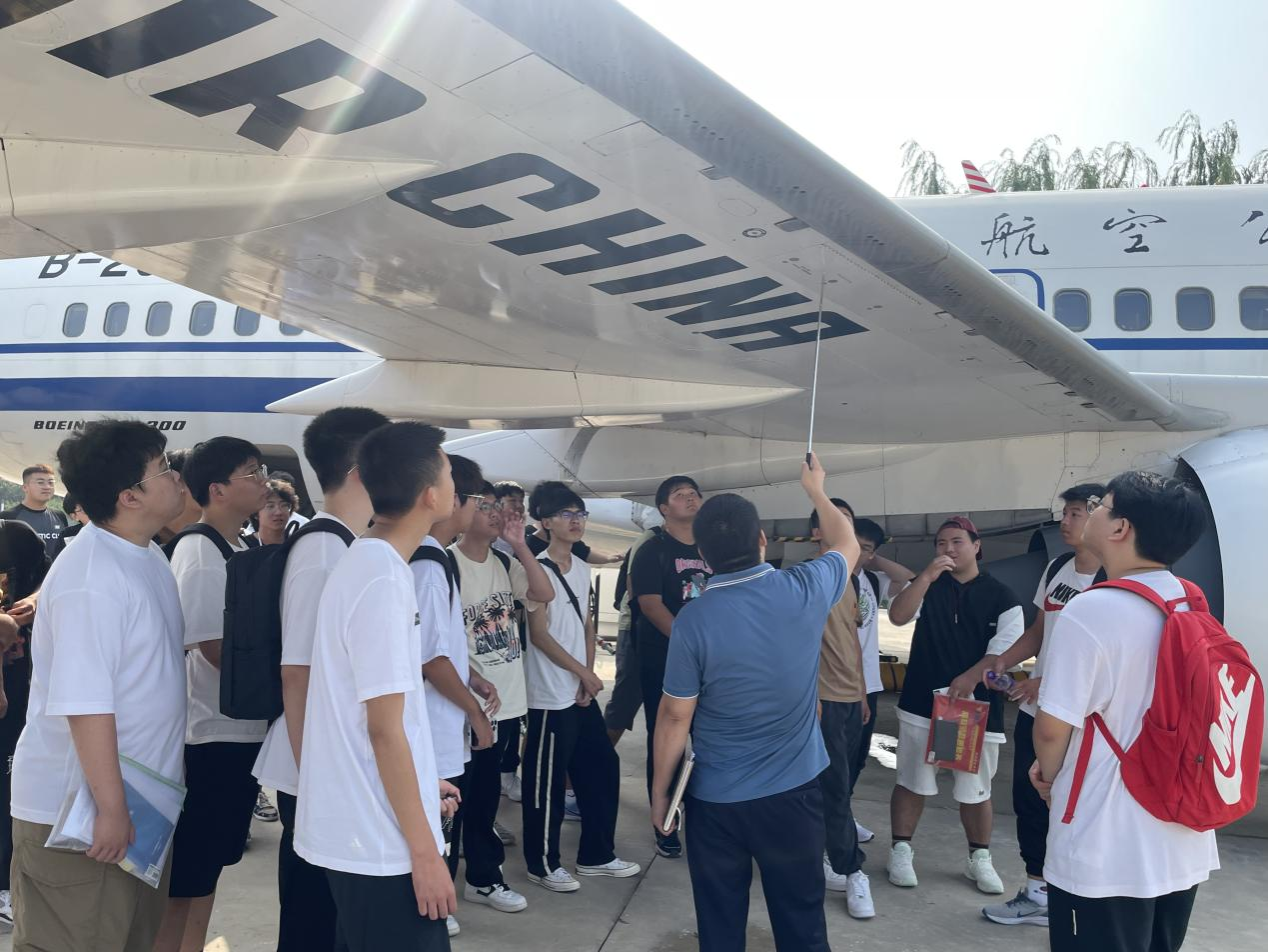 20230908—孙浩老师带领同学参观飞机实训基地.png