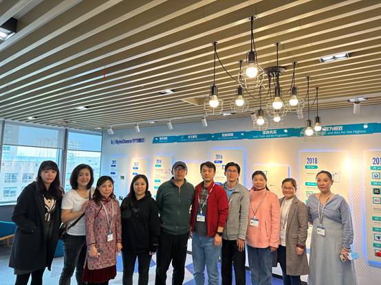 一群人站在室内合影 描述已自动生成