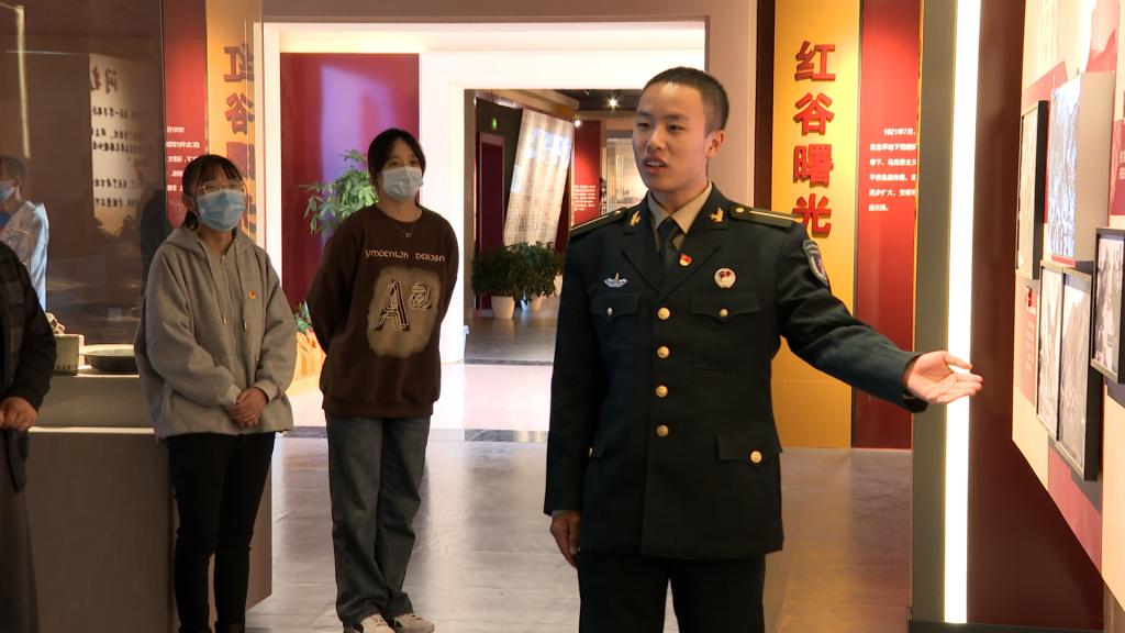 20230302-学生党员讲解.jpg 20230302-学生党员讲解.jpg