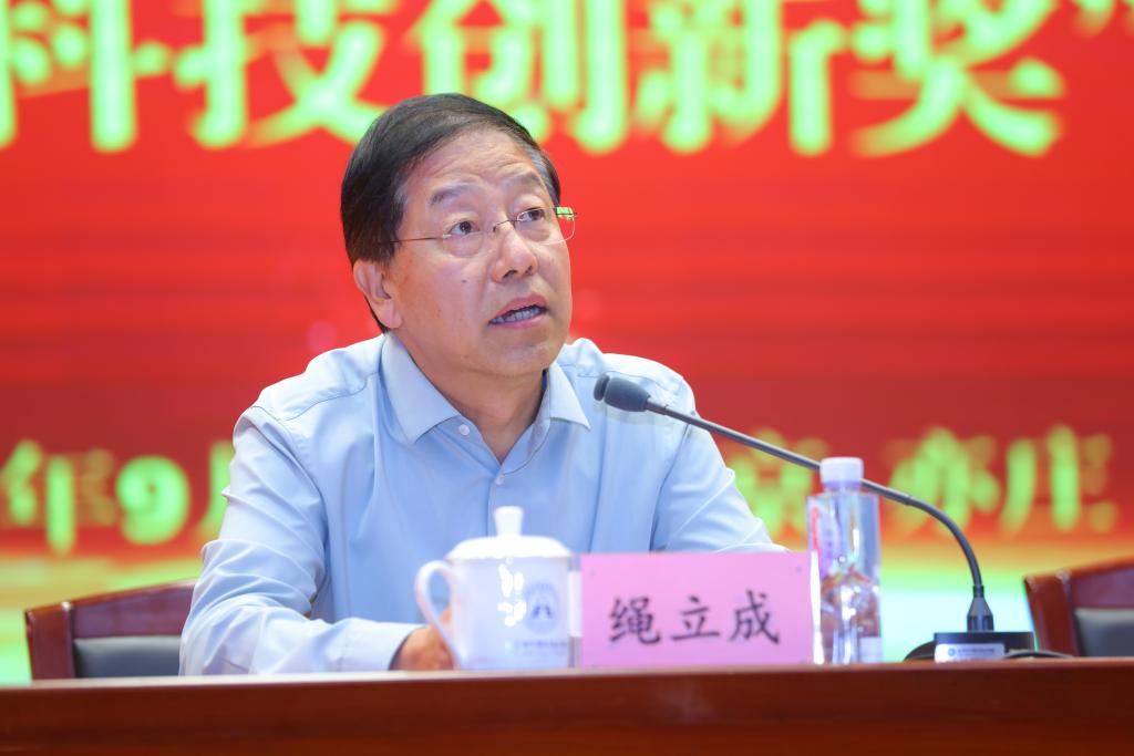 20220909-迎接党的二十大 培根铸魂育新人——学校隆重举行2022年教师节表彰大会暨第六届师德论坛 (25).JPG