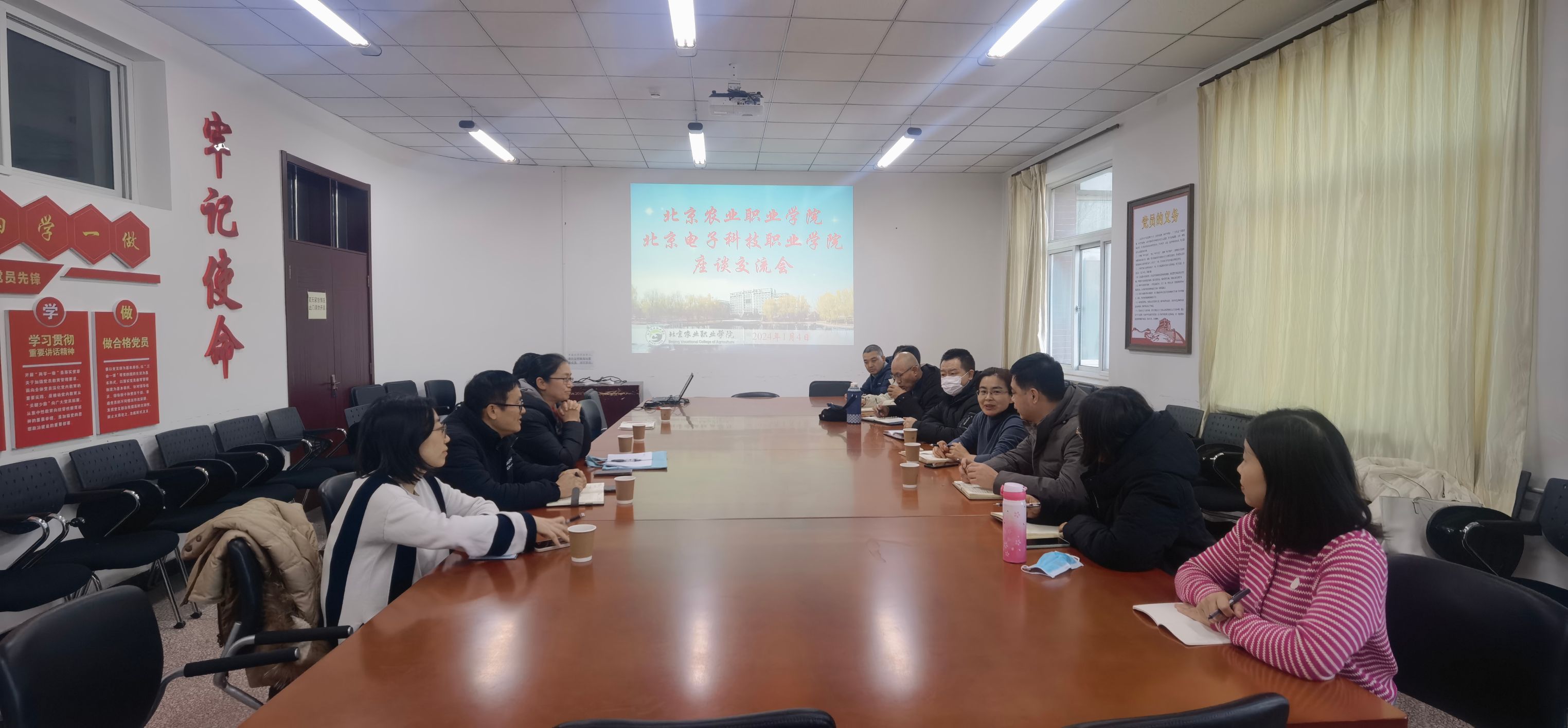 座谈交流现场.jpg 座谈交流现场.jpg