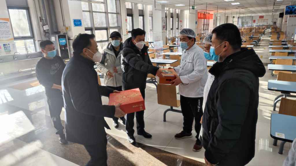 20230120-佳节送祝福,温情暖人心学校领导慰问春节期间留校员工4.jpg