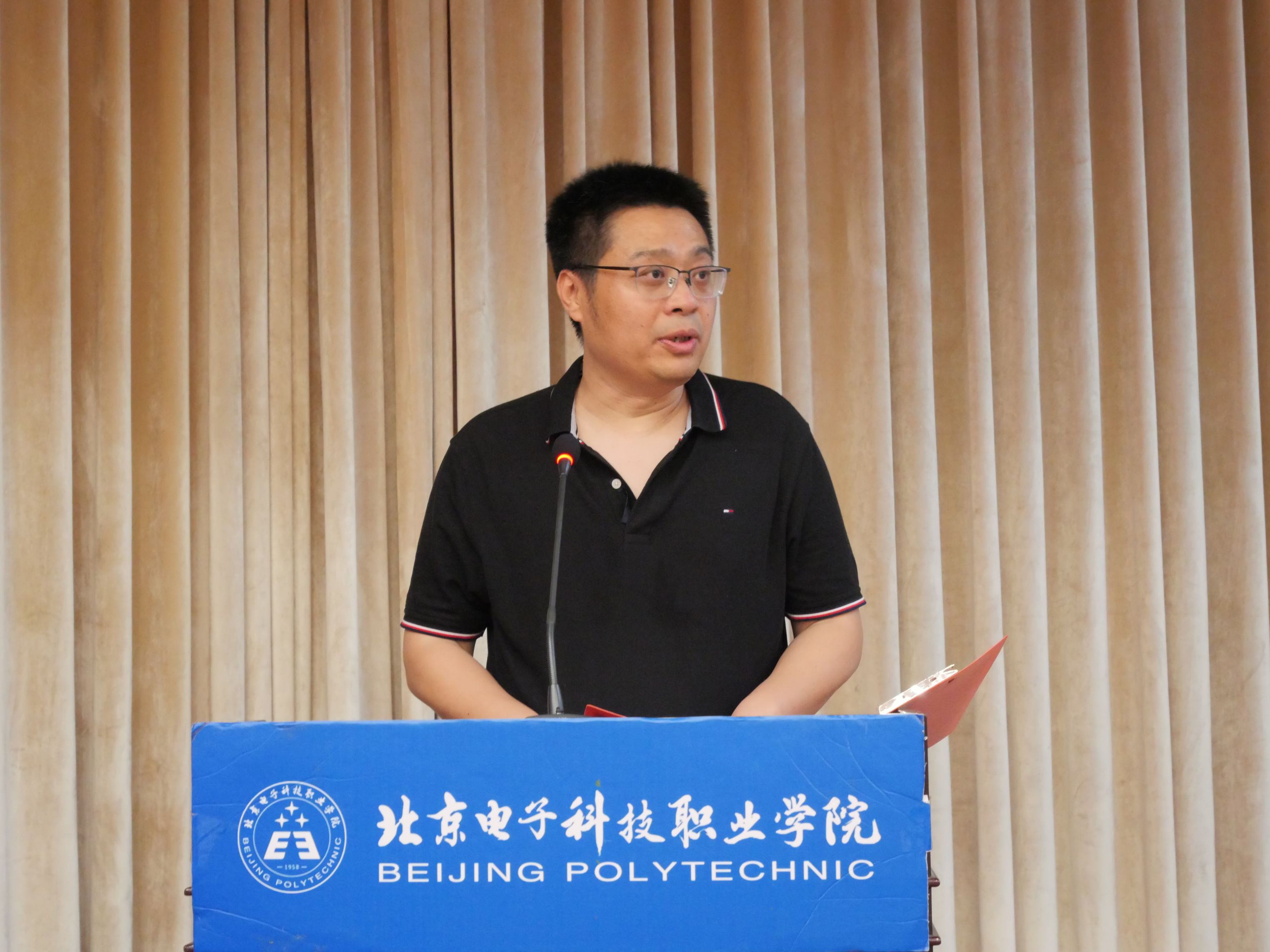 白宇老师致辞.JPG 白宇老师致辞.JPG